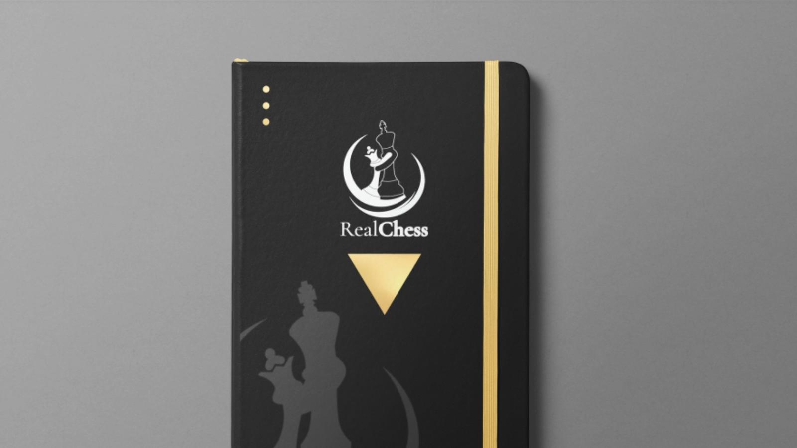 Mockup de cuaderno con logotipo corporativo diseñado por Manelux para empresa de ajedrez